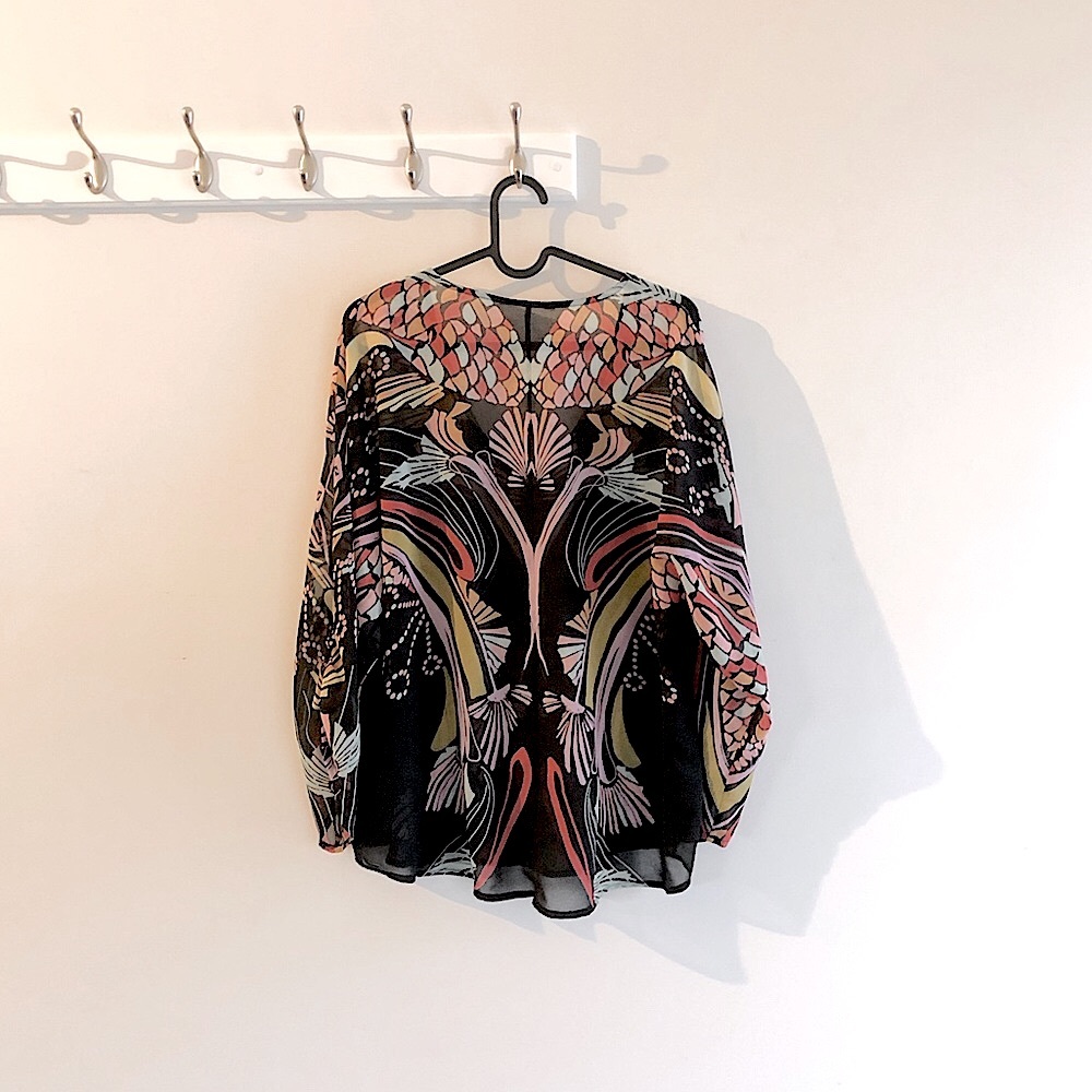 Beautiful patterned semi-sheer top - Picture 3 of 3